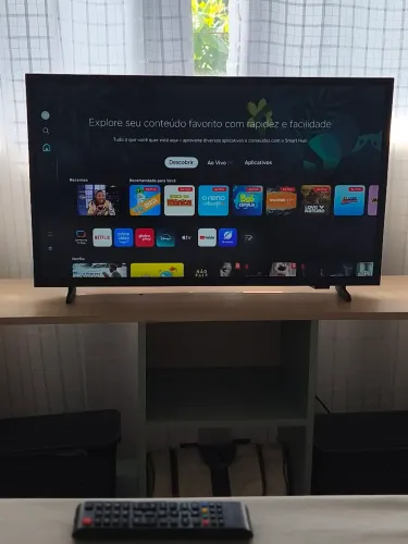 Vendo tv novinha com suporte *
