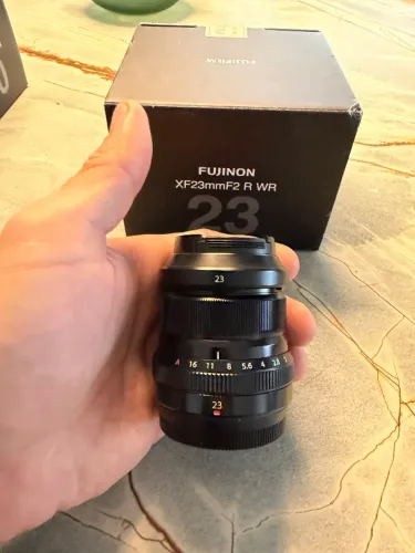 Lente Fuji X 23mm f/2 em perfeito estado, na caixa, com todos acessórios.