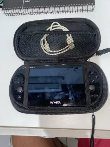 PS VITA SLIM DESBLOQUEADO em ótimas condições.