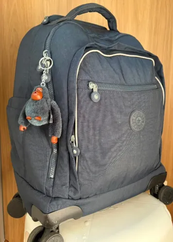 Mochila Kipling New Zea, cor azul com rodinhas