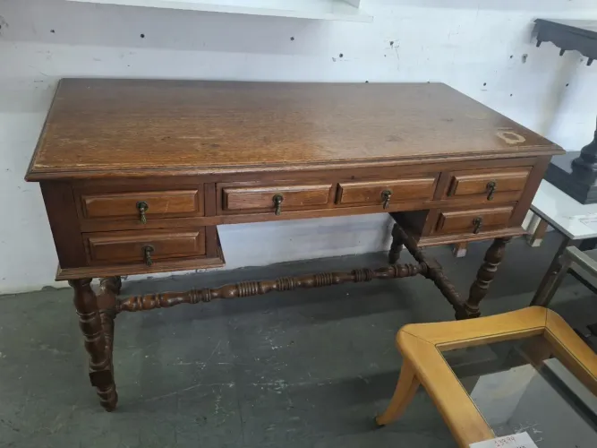 Antiga escrivaninha de madeira
