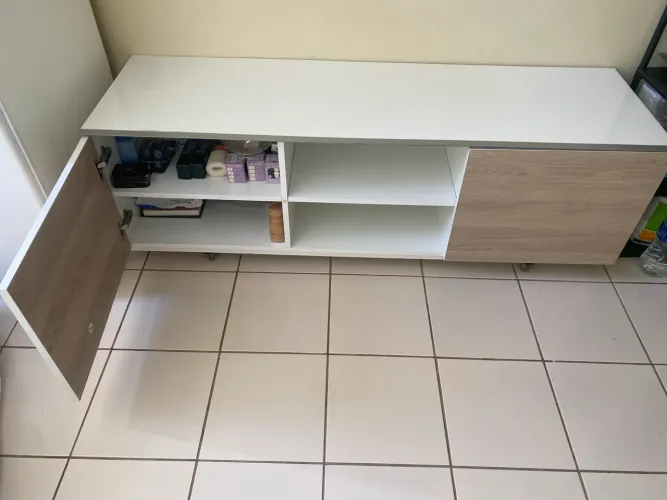 Rack para TV com dois armários laterais.