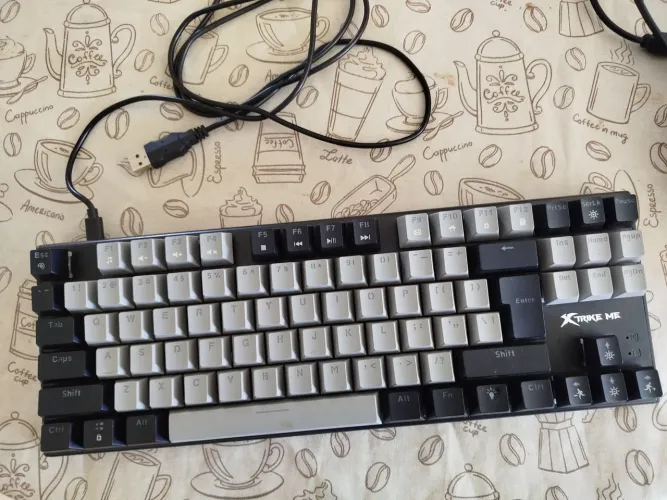 Teclado Mecânico Strike Me 60% Semi Novo - Apenas 2 Meses de Uso, Excelente Estado