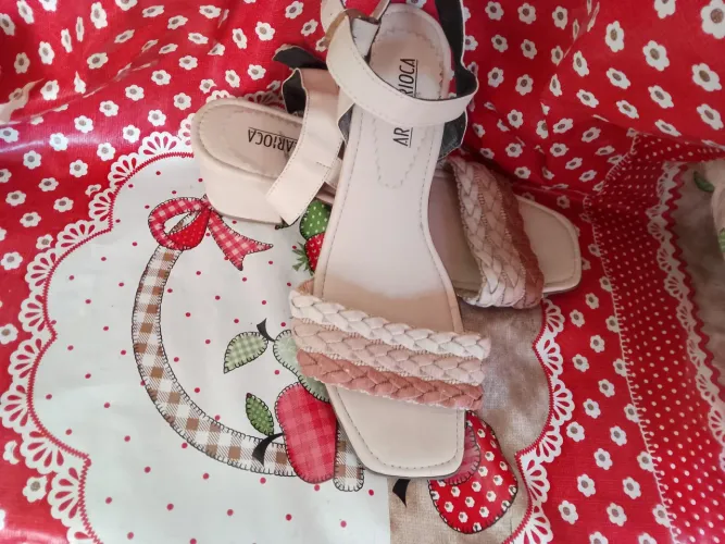 Calçados seminovos, tamanhos trinta e nove, trinta e seis e trinta e sete