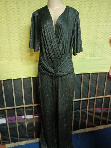 Macacão Preto com Detalhes Brilhosos