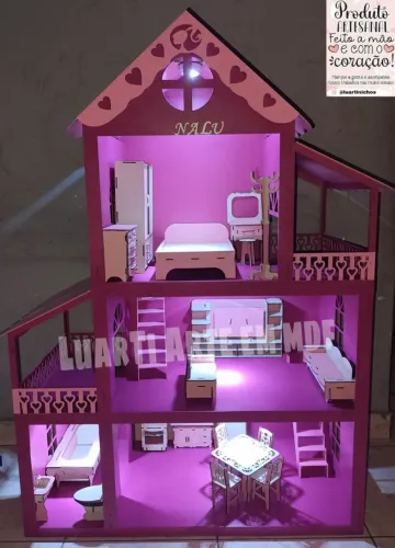 Casa de boneca com iluminação