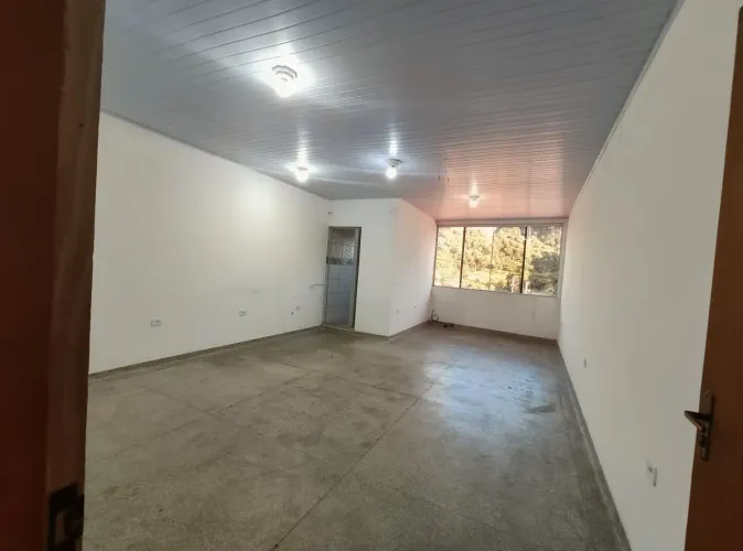 Salas comercias, banheiro individual. Ideal para escritórios, consultórios, etc.. 
