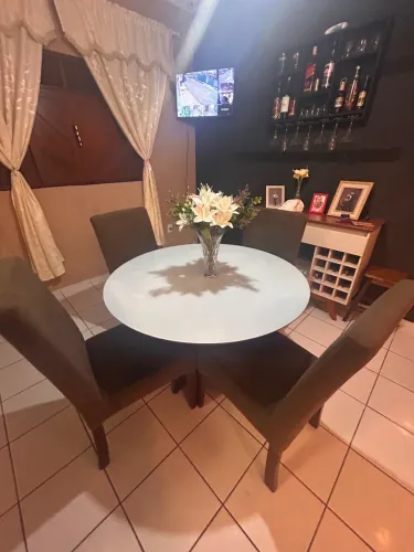 Conjunto de Mesa de Jantar Redonda com 4 Cadeiras