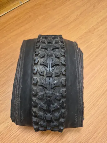Pneu aro 26 2.30 Azonic seminovo 97%