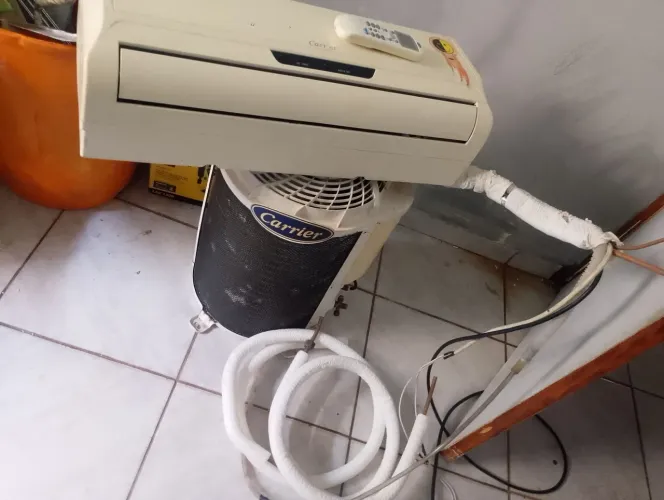 Ar condicionado 9000 BTUs com controle remoto e tubulação pronto pra instalar 