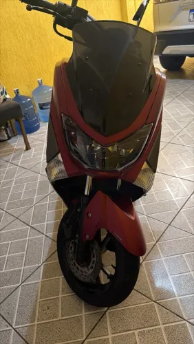 N Max 2019 moto de garagem