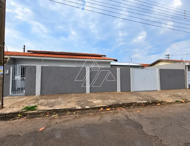Casa Aconchegante de 3 Dormitórios com Copa e Garagem no Costa e Silva (Zona Sul)