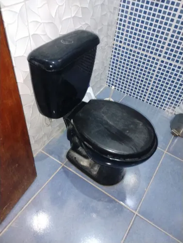 Vaso sanitário com caixa acoplada semi-nova preto 
