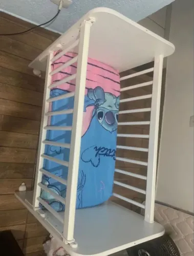 Mini berço com colchão.
