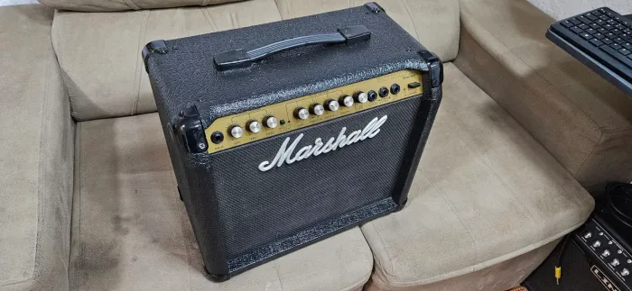 Amplificador marshall valvestate 8020 20w reverb mola