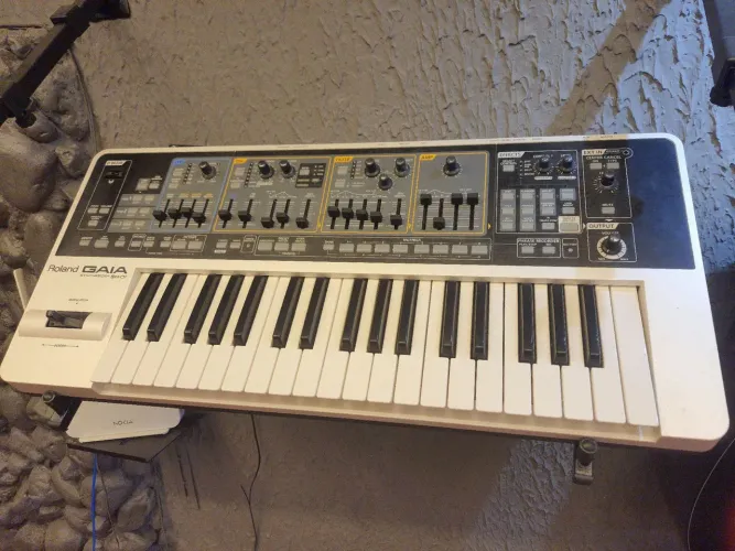 Sintetizador Roland SH-01 Gaia