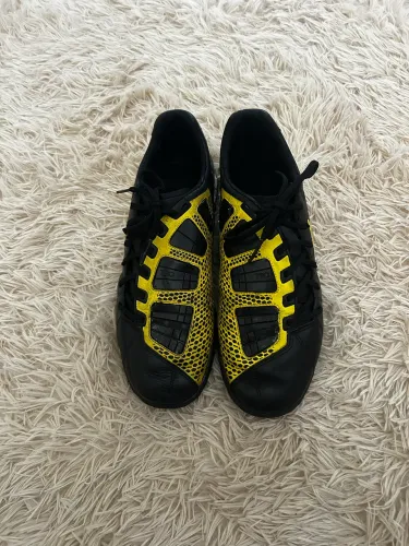 Chuteira Nike Total 90 T90 em couro 