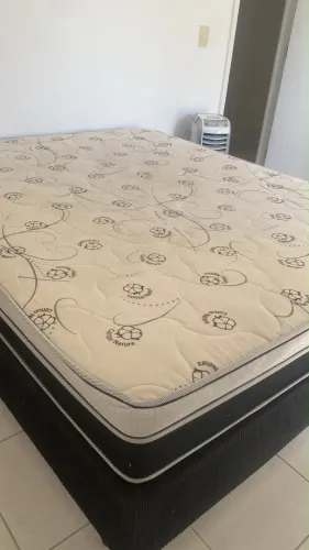 Cama Box Queen Plumatex com Colchão de Molas - 1 ano de uso