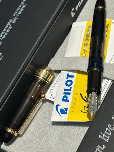 Pilot Custom 823, Ponta Fina, Cor Âmber com caixa e brindes