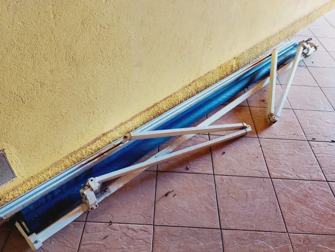 Toldo retrátil com braço articulado azul