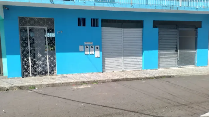 Alugo ponto comercial amplo, bem arejado e c/ garagem.