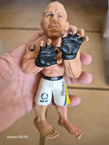 Boneco colecionável do lutador Wanderlei Silva da série "Round 5 Ultimate Collectortor