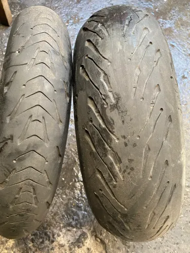 Par de pneus MICHELIN 180/55/17 e 120/70/17 dianteiro e traseiro
