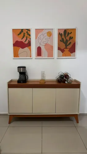 Buffet aparador ripado com 3 portas e pés em MDF