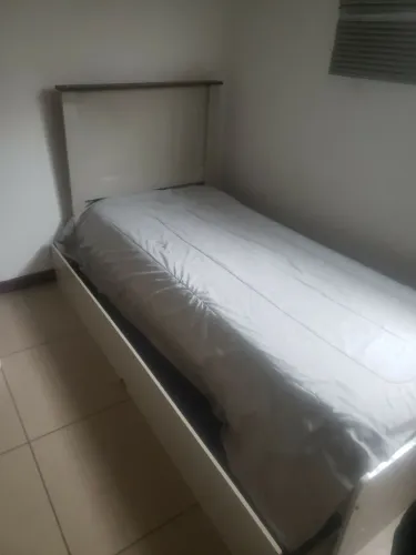 Cama de solteiro com uma auxiliar 