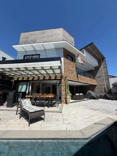 Casa de alto padrão com 3 suítes, lazer completo em Camboinhas - Niterói