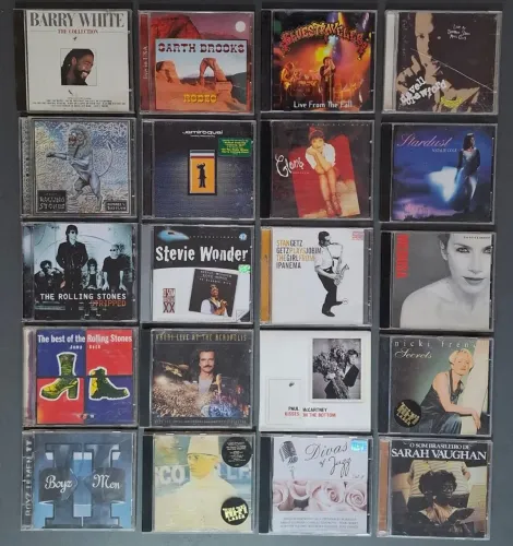 Lote de 120 CDs antigos de diversos artistas 
