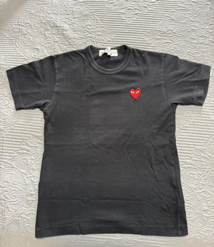 CAMISETA COMME DES GARÇOM (CDG)