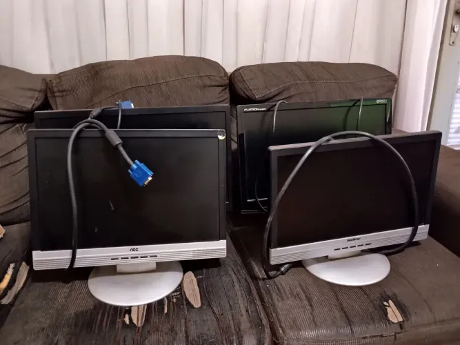 Vendo 4 monitores no estado.
