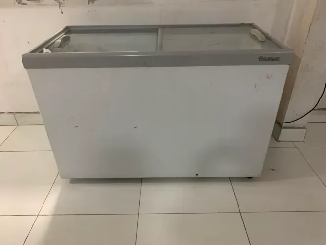 Vendo 2 freezer vertical Gelopar por vidro
