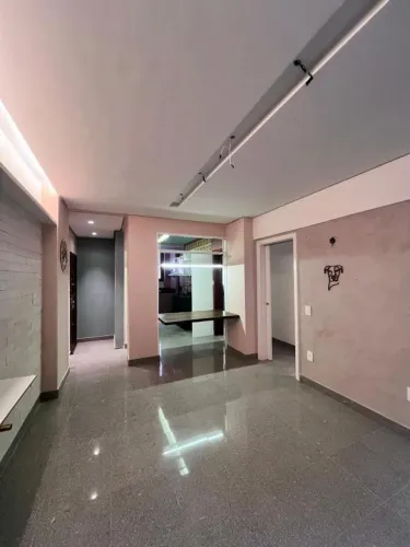 Lindo apartamento reformado, de frente, no 1º andar, com orientação solar nascente e peças