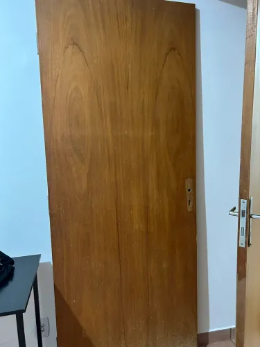 Porta de madeira maciça com fechadura