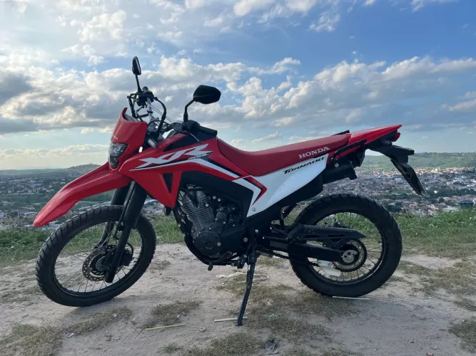 Moto novinha oito meses de uso pra vender ligeiro