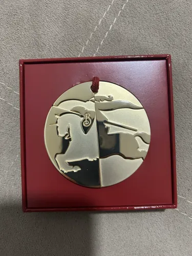 Medalhão Burberry (NOVO)