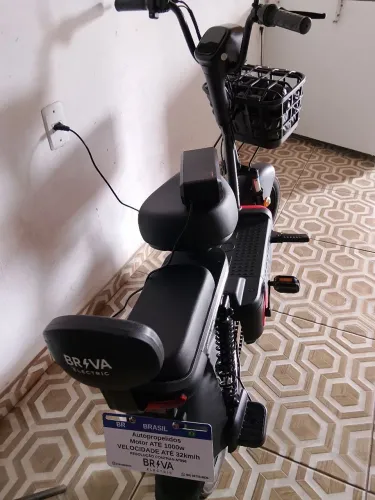 Scooter elétrica com 2 meses de uso ainda dou um capacete de brinde ,cadeado e capa pra el
