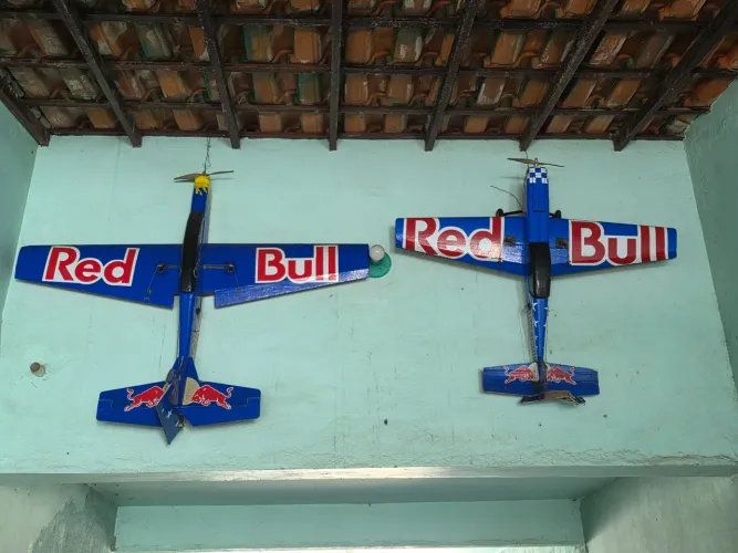 Aeromodelos com motores, servo e receptores, sem o controle remoto. 03 unidades 