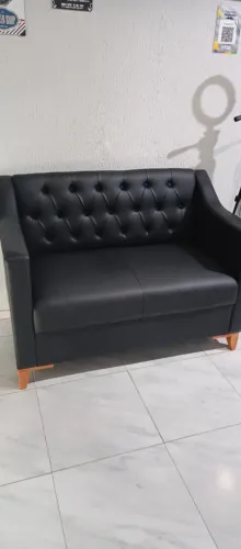 Sofá em couro até três lugares. - novo