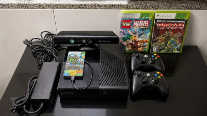 Xbox 360 Super Slim 4 GB + 1 TERA + Kinect + 2 controles + Fonte + 2 Jogos Originais 