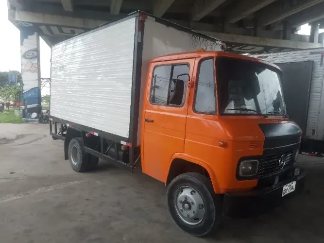 Caminhão bau com freio a ar e direção hidráulica 