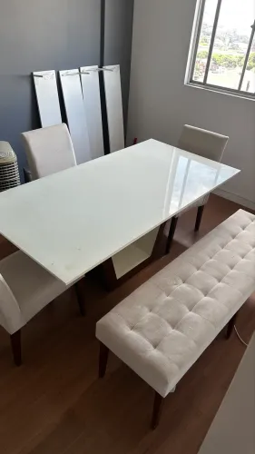 Mesa de jantar com 3 cadeiras e 1 banco
