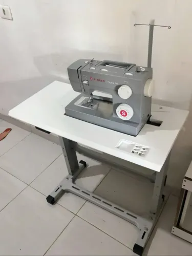 Mesa para máquina de costura