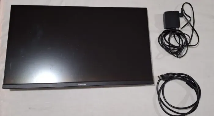 Samsung Odyssey G3 24" 144hz - LED COM DEFEITO