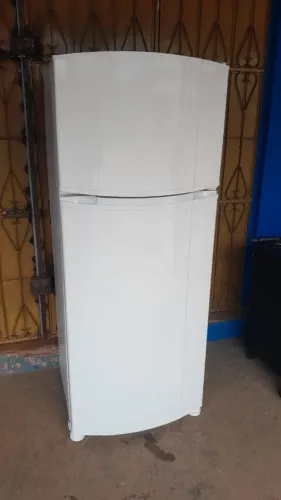 Geladeira usada bem conservada