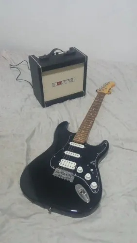 Guitarra strato PHX HSS + amplificador Borne F60