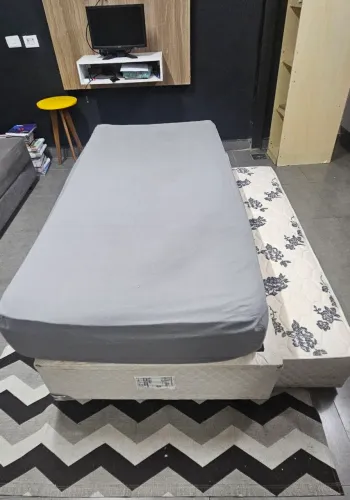 Cama de solteiro com cama auxiliar