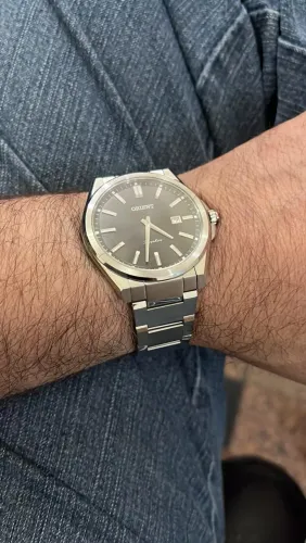 Relógio Orient Quartz vidro de safira, largura slim e aço inox